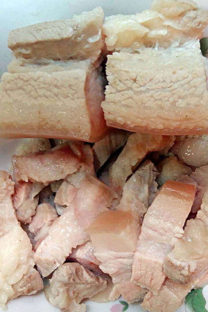焐肉(家乡美食),捞出切成3×3公分大小的肉块,以前的焐肉越大越客气,切成小块的也有