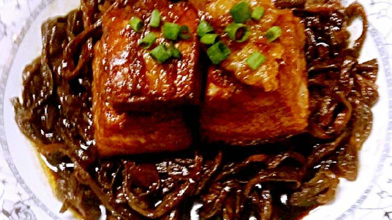 焐肉(家乡美食),<a style='color:red;display:inline-block;' href='/shicai/ 87234'>豇豆干</a>提早用开水冲泡至软,沥干水分放入高压锅底,再把已上色的红烧肉倒入高压锅中烧开上气,转小火压15分钟左右,关火等气散去,即可出锅装盘撒上葱花。