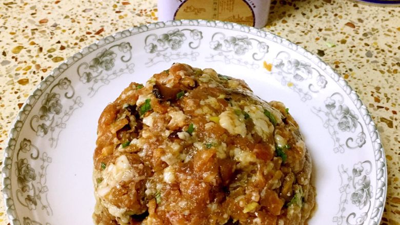 香菇大肉包,1、猪肉含肥肉剁碎,手工剁碎比机器绞碎更好吃。2、葱花、<a style='color:red;display:inline-block;' href='/shicai/ 230'>香菇</a>切碎,加入剁碎肉馅里,加入盐、糖、五香粉、胡椒粉、生抽、黄酒、醋(根据个人口味加入),然后搅拌均匀腌制。3.500克面粉配5克干酵母。