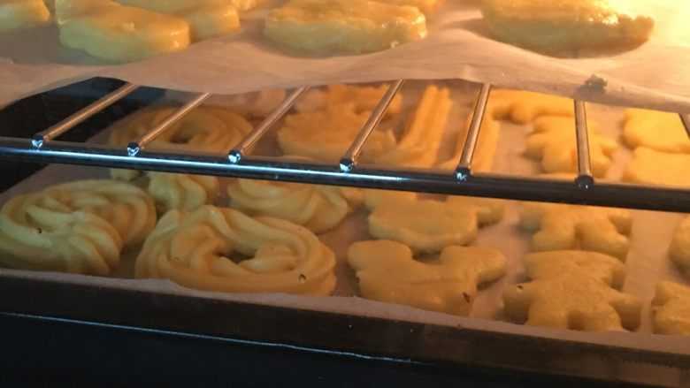 奶酪饼干,烤箱预热上火下火150度,40分钟左右,根据自家烤箱而定