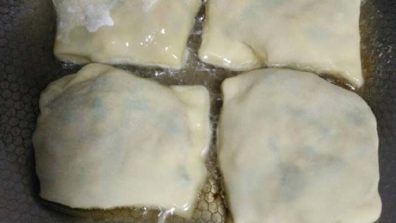 口袋馅饼,也可以包方形,煎两面金黄