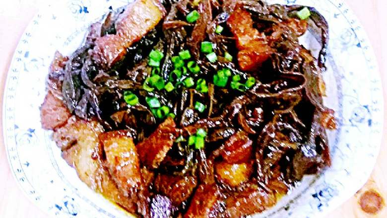 焐肉(家乡美食),豇豆干吸取了肉汁,非常好吃,装盘撒上葱花。
