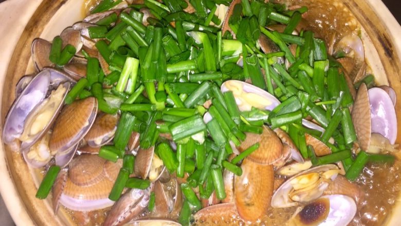 酒蒸蛤蜊,黄油充分溶化后,加入适量鱼生豉油和葱花,拌匀加盖煮2-3分钟。