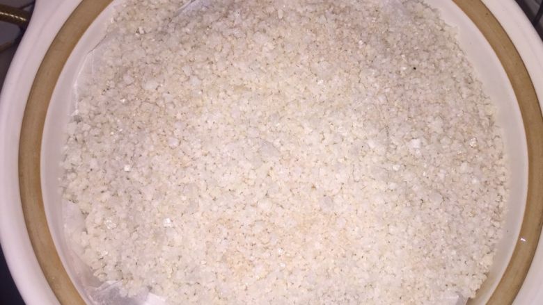 黄油盐焗大虾,趁热倒入锅中，铺满锅面，加盖用中火煮10-15分钟