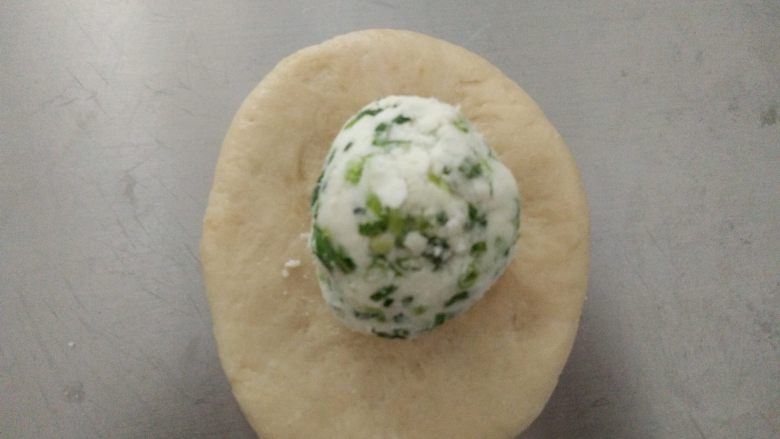 香葱苏打饼干,
擀成圆片,放上油酥