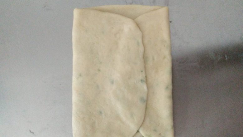 香葱苏打饼干,余下的向里折起,两头对接