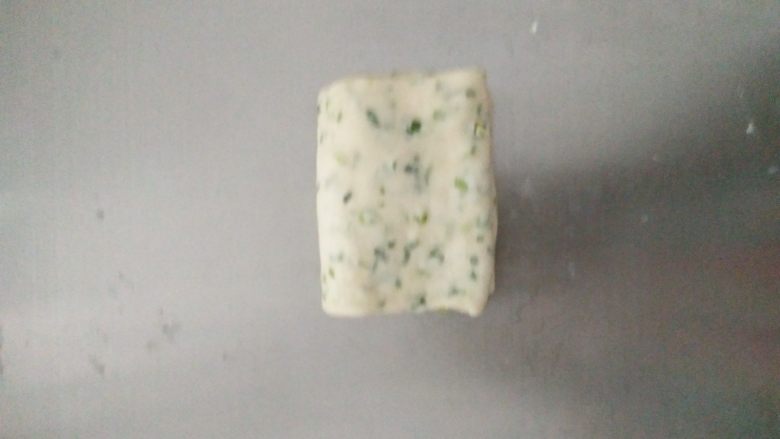 香葱苏打饼干,重复11和12动作,完成第二次四折,盖上保鲜膜松弛10分钟