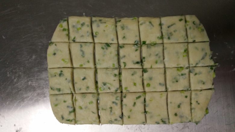 香葱苏打饼干,用滚刀切割成若干正方形小块