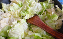 腊肉包菜小炒~~~吃不厌的家常小炒 ,<a style='color:red;display:inline-block;' href='/shicai/ 3511'>包菜</a>剥开去硬茎后洗净,用手撕成小片沥干水分备用。
