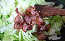 腊肉包菜小炒~~~吃不厌的家常小炒 ,炒锅内加入少量油烧热后入包菜,略翻炒后下蒸熟的腊肉(可以加入适量的蒸腊肉出来的油,香~~~)。