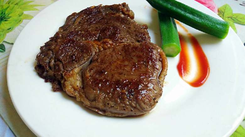 煎牛排,<a style='color:red;display:inline-block;' href='/shicai/ 70'>秋葵</a>用开水焯2分钟摆盘