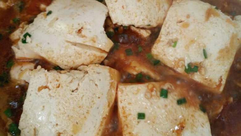 绝味酿豆腐,倒豆腐里炖一小会,我没用不粘锅,用不粘锅豆腐应该可以煎的黄黄的比较好看,更好吃