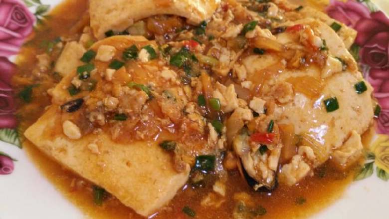 绝味酿豆腐,不要炖干就可以出锅了!带点汁吃更好吃!里面有辣白菜的味道酸甜辣还脆脆的,还有海虹的鲜,还有肉的香,豆腐的嫩,没想到这么好吃!