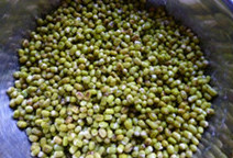 绿豆糕,去皮绿豆洗净加入大量的水浸泡一晚后沥干水分放入大盘上笼蒸熟。