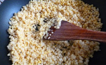 绿豆糕,加入玉米油、细砂糖和麦芽糖翻炒翻炒再翻炒,直到绿豆沙可以抱成团出锅。