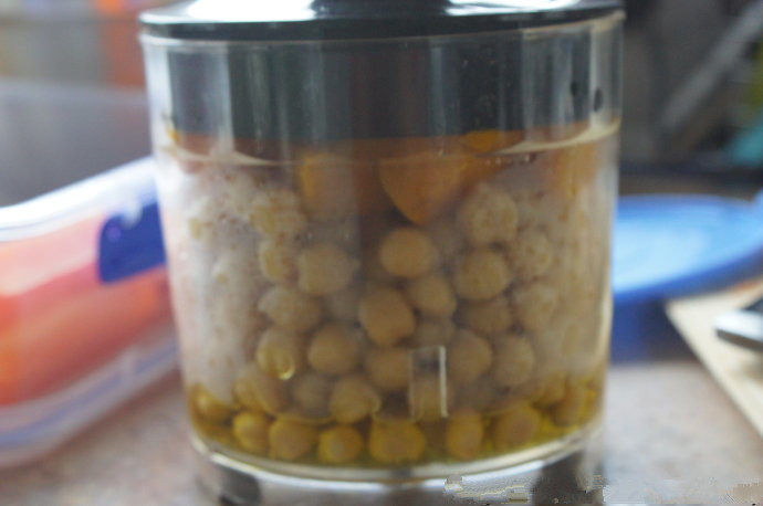 烤南瓜鹰嘴豆泥——和小伙伴们一起分享的健康零食蘸酱,搅拌好的鹰嘴豆泥装入密封容器,表层淋上少许橄榄油。盖上盖子,在冰箱可以保存好几天,随吃随取。