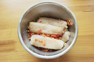 食色诱人挑逗味蕾【酸辣爽口鱼排】,用手将其轻轻地,充分地拌匀,放入冰箱冷藏腌30分钟以上;