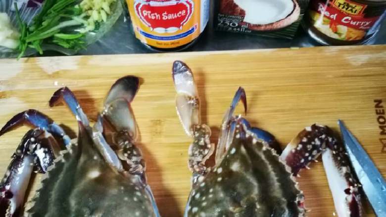 泰式咖喱蟹,准备食材,洗净鲜虾梭子蟹两只。
