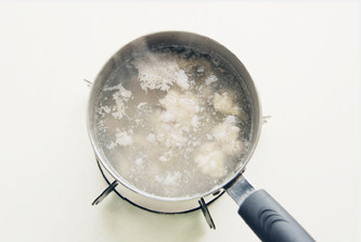 一口青芥沁心凉【芥末拌凤爪筋】,锅中烧开水,倒入鸡脚筋,煮沸后捞出;