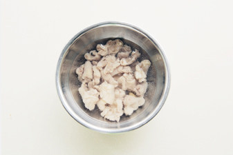 一口青芥沁心凉【芥末拌凤爪筋】,煮好的鸡脚筋捞出后迅速投入冰水中,待冰水变温,再倒掉水,重新注入冰水;