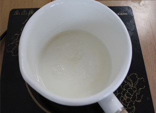 锦绣中华绣球塔,细砂糖和水一起放入锅中,小火熬制。