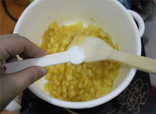 清甜小食——平平安安肉桂苹果派 ,放入细砂糖之后,苹果就会出水,小火慢慢熬煮。