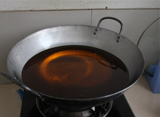 富贵有余茄汁鲤鱼,锅内倒油,油一定要多,锅一定要大一些,我特意买了个40厘米的大锅!!