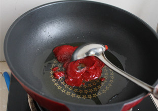 富贵有余茄汁鲤鱼,锅内放油,烧热,放入<a style='color:red;display:inline-block;' href='/shicai/ 699'>番茄酱</a>翻炒。