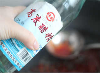 富贵有余茄汁鲤鱼,放入少许<a style='color:red;display:inline-block;' href='/shicai/ 789'>醋精</a>或者白醋调味,整体呈酸甜味即可。
