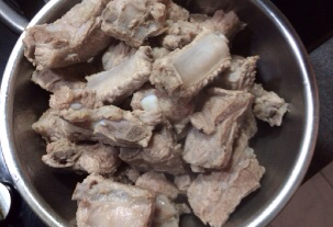 唤醒食欲的“红烧排骨面”,肋排洗净,冷水下锅煮沸,焯水去血沫,温水冲洗干净沥干备用