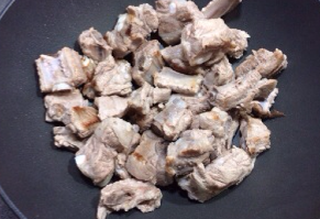 唤醒食欲的“红烧排骨面”,锅里放少许油防沾,下焯过水的肋排煸炒至表面微黄