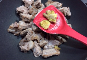唤醒食欲的“红烧排骨面”,加入拍散的<a style='color:red;display:inline-block;' href='/shicai/ 37'>姜</a>块同炒