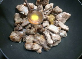 唤醒食欲的“红烧排骨面”,加入两勺<a style='color:red;display:inline-block;' href='/shicai/ 742'>糖色</a>
