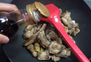 唤醒食欲的“红烧排骨面”,加<a style='color:red;display:inline-block;' href='/shicai/ 788'>生抽</a>和少许<a style='color:red;display:inline-block;' href='/shicai/ 762'>老抽</a>
