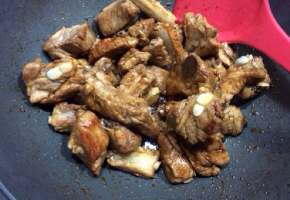 唤醒食欲的“红烧排骨面”,翻炒均匀