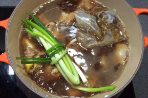 唤醒食欲的“红烧排骨面”,水煮沸后,将炒好的肋排倒入,加<a style='color:red;display:inline-block;' href='/shicai/ 3250'>葱</a>、卤料包、适量盐,大火烧开,转小火