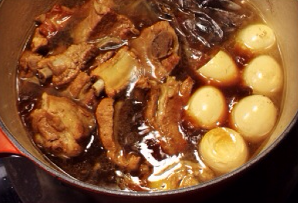 唤醒食欲的“红烧排骨面”,可加入几只煮熟剥皮的鸡蛋同卤,3小时左右至排骨酥烂即可