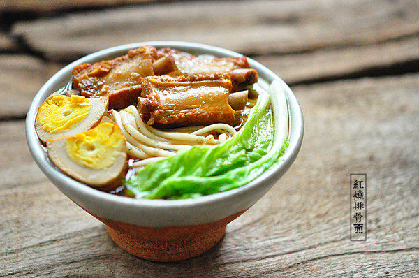 唤醒食欲的“红烧排骨面”