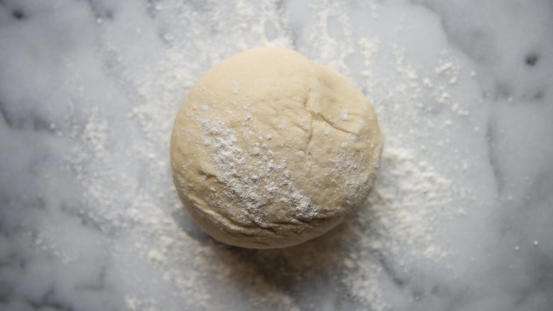  芝士蒜香手撕面包,将酵母倒入牛奶中放置5-10分钟，然后加入除黄油外的所有主面团材料，混合均匀，揉4-5分钟。再加入黄油揉5-10分钟，把面团揉成有弹性且光滑的圆球。放在大碗里，用保鲜膜盖好，发酵1-2小时至两倍大。