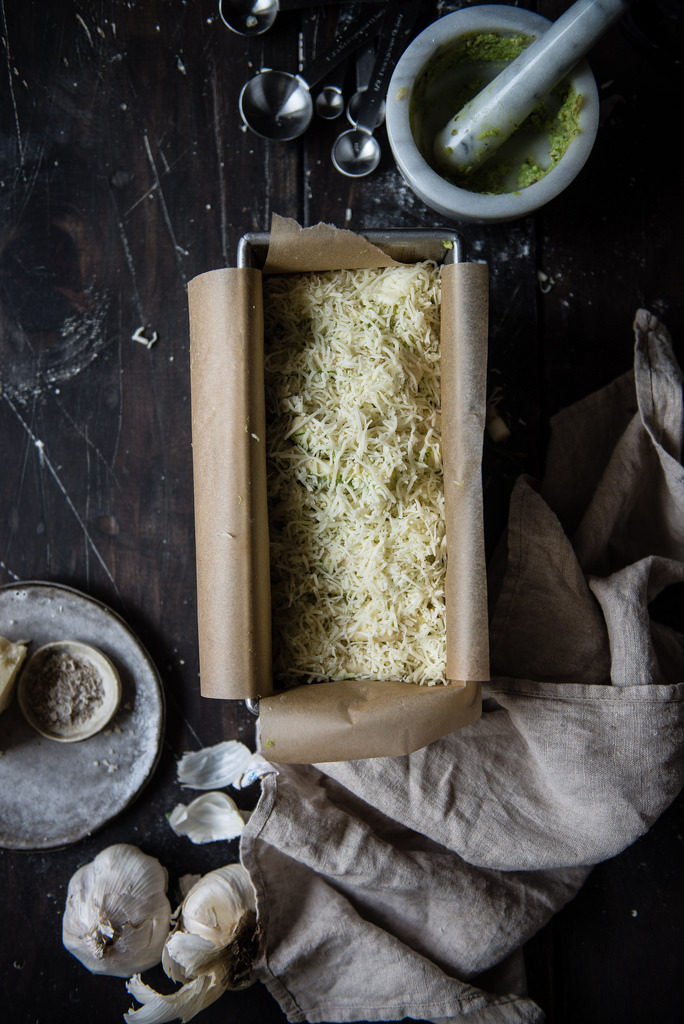  芝士蒜香手撕面包,在发酵30分钟左右预热烤箱到175℃。面团发酵完毕后在顶上撒上多余的奶酪。