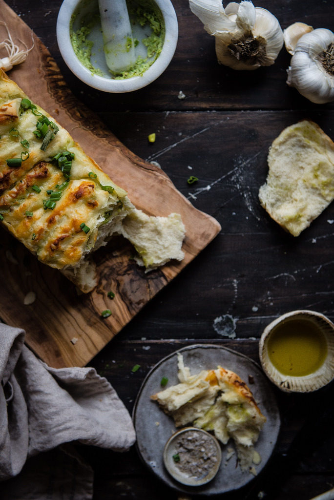  芝士蒜香手撕面包,可以撒上欧芹、葱花装饰。
