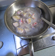 红烧猪蹄 ,加入冷水,烧开后加料酒,倒出清洗干净。