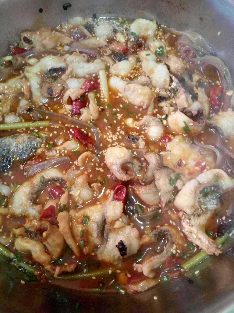 麻辣黑鱼片,鱼片放油锅翻炒,加入辣椒蒜泥,要快