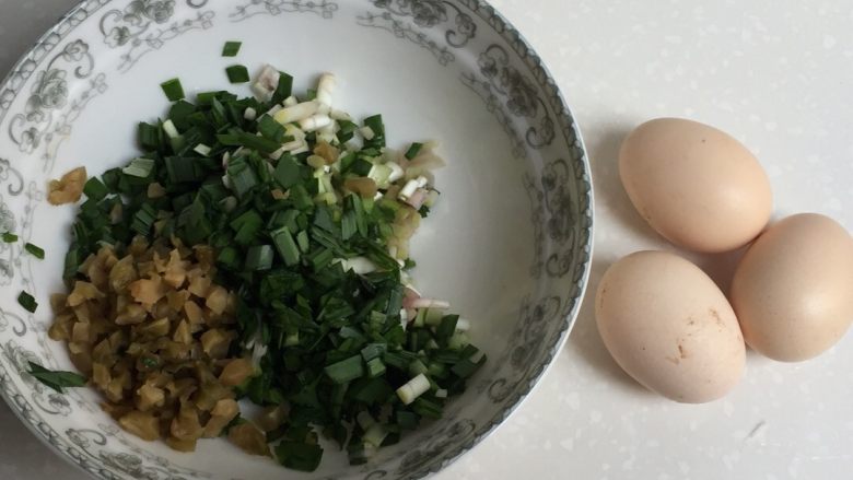 韭菜炒鸡蛋,<a style='color:red;display:inline-block;' href='/shicai/ 116'>韭菜</a>洗净切碎，<a style='color:red;display:inline-block;' href='/shicai/ 722'>榨菜</a>切成末备用放入大碗备用