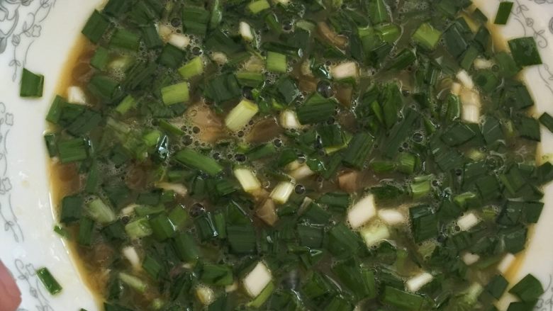 韭菜炒鸡蛋,打入了个<a style='color:red;display:inline-block;' href='/shicai/ 9'>鸡蛋</a>，加适量盐，一小勺料酒拌匀