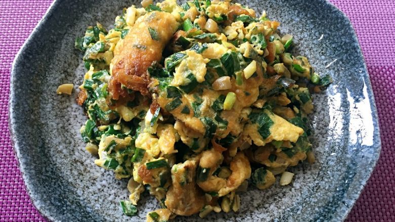 韭菜炒鸡蛋,热锅热油，倒入韭菜鸡蛋糊，待底部凝固，翻个面，不要求形状，一小块一小块的即可，见蛋液全部凝固略金黄基本就可以了