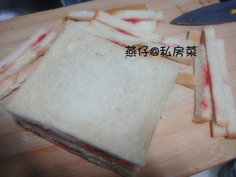 玉米沙拉三明治,拿一片<a style='color:red;display:inline-block;' href='/shicai/ 5650'>土司</a>涂上<a style='color:red;display:inline-block;' href='/shicai/ 2869'>草莓酱</a>后，再盖上一片<a style='color:red;display:inline-block;' href='/shicai/ 5650'>土司</a>铺上玉米沙拉，再盖上<a style='color:red;display:inline-block;' href='/shicai/ 5650'>土司</a>涂<a style='color:red;display:inline-block;' href='/shicai/ 2869'>草莓酱</a>后，再拿一片<a style='color:red;display:inline-block;' href='/shicai/ 5650'>土司</a>盖上就行了，把<a style='color:red;display:inline-block;' href='/shicai/ 5650'>土司</a>边缘切掉；