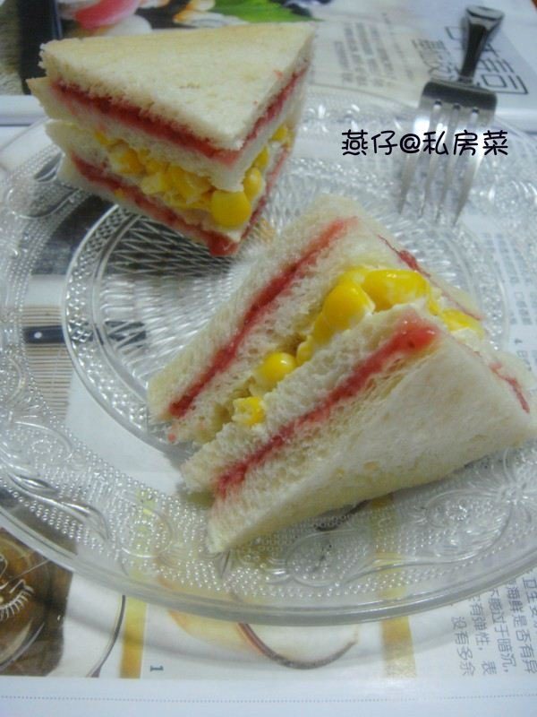 玉米沙拉三明治,最后对角切成四小块即可。