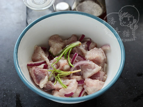 菠萝咕咾肉,把肉切成两厘米左右见方的块，在里面放入一点盐、<a style='color:red;display:inline-block;' href='/shicai/ 718'>料酒</a>、1大匙淀粉、半个<a style='color:red;display:inline-block;' href='/shicai/ 17'>蛋清</a>挂糊腌制一下，放入用两根<a style='color:red;display:inline-block;' href='/shicai/ 93294'>香菜根</a>，一点洋葱，让后用手使劲的抓，尽量香菜和洋葱里的菜香揉到肉里，腌制一刻钟左右。
