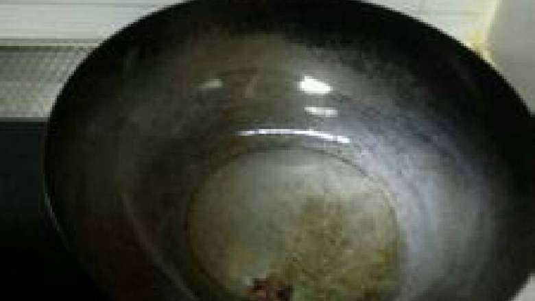 西兰花炒虾仁,热锅凉油，下<a style='color:red;display:inline-block;' href='/shicai/ 3250'>葱</a>花，出香味下虾仁过油。盛小碗里待用。
